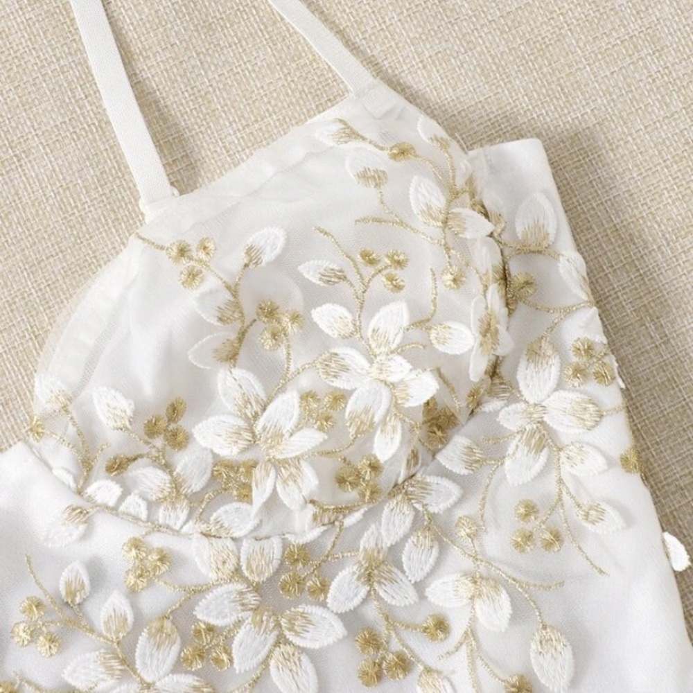✨White & Gold Bustier Style Crop✨ - Picture 4 of 5